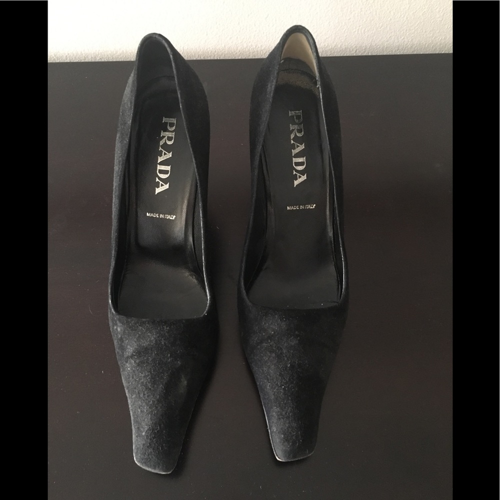 Black suede Prada pumps - resolved !